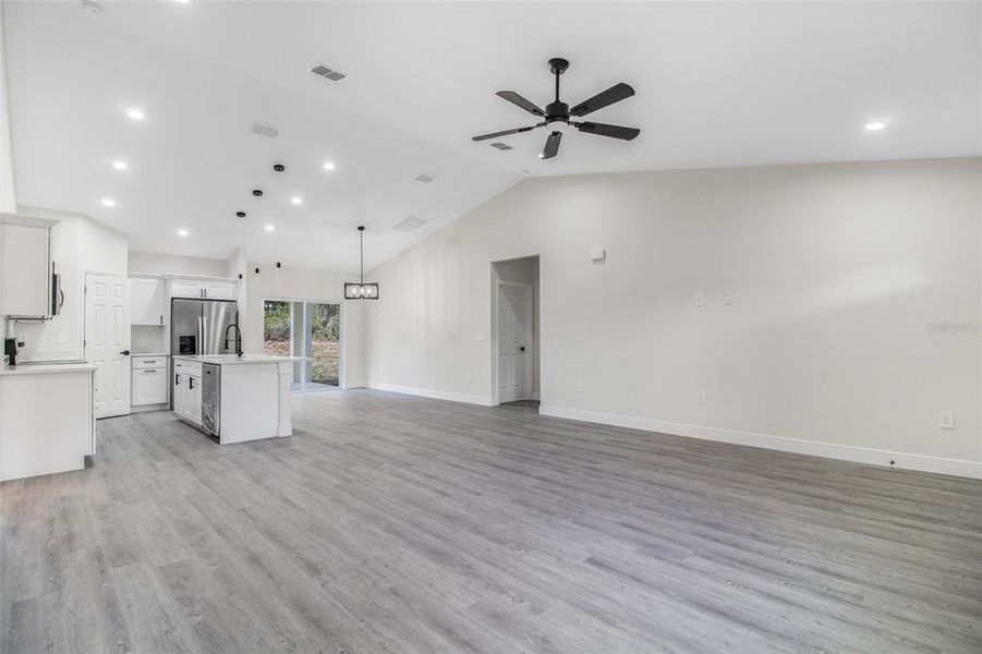 Spacious, unfurnished interior of a new home in , Deland (Image 10).