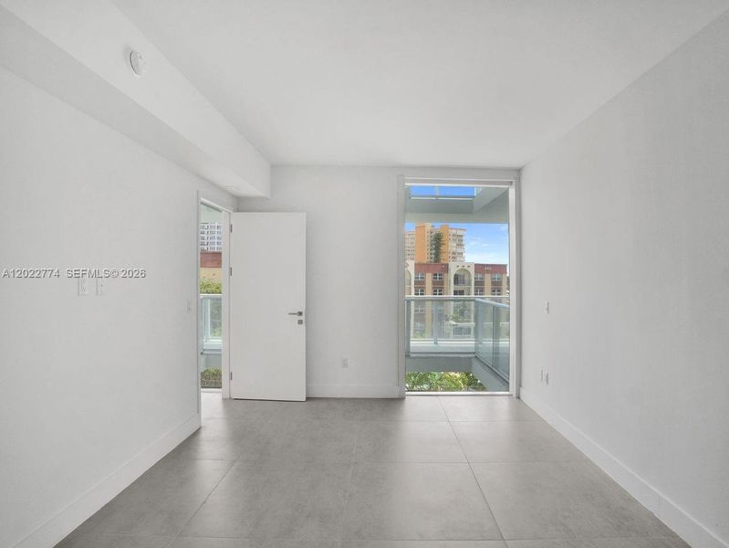 Spacious, unfurnished interior of a new home in , Pompano Beach (Image 38).
