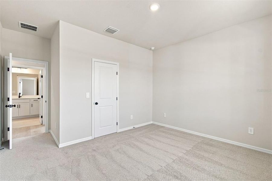Spacious, unfurnished interior of a new home in Southwind – Executive Series, Plant City (Image 18).