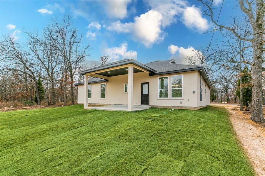 Exterior details and patio area of a home in , Malakoff (Image 24).