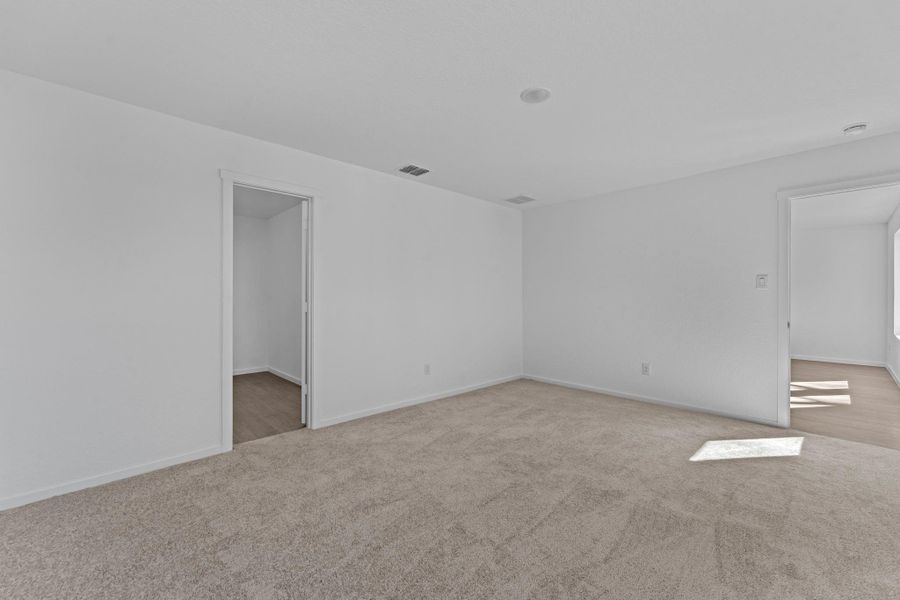Spacious, unfurnished interior of a new home in Friendship Oaks, Fredericksburg (Image 26).