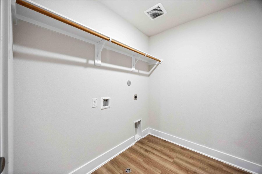 Spacious, unfurnished interior of a new home in Alicante, Houston (Image 14).