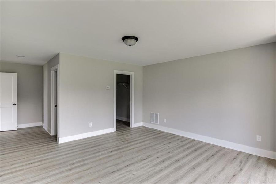 Spacious, unfurnished interior of a new home in , Hartwell (Image 38).