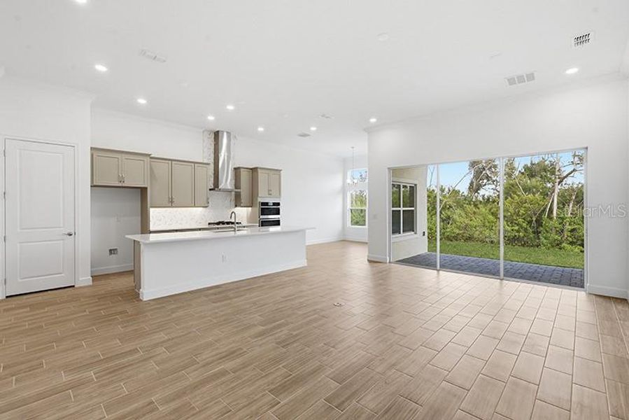 Spacious, unfurnished interior of a new home in Marisol Pointe at MiraBay, Apollo Beach (Image 15).