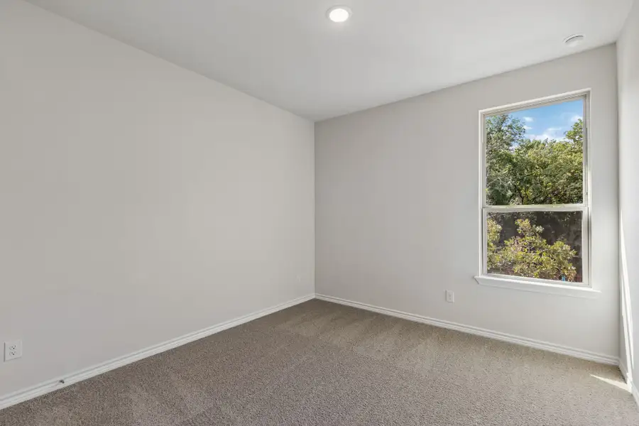 Spacious, unfurnished interior of a new home in Eagle Cove, Denton (Image 25).