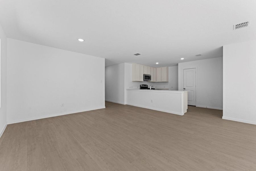 Spacious, unfurnished interior of a new home in Friendship Oaks, Fredericksburg (Image 20).