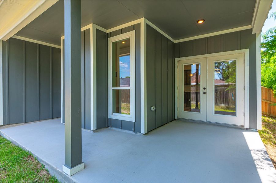 Exterior details and patio area of a home in , Texas City (Image 21).