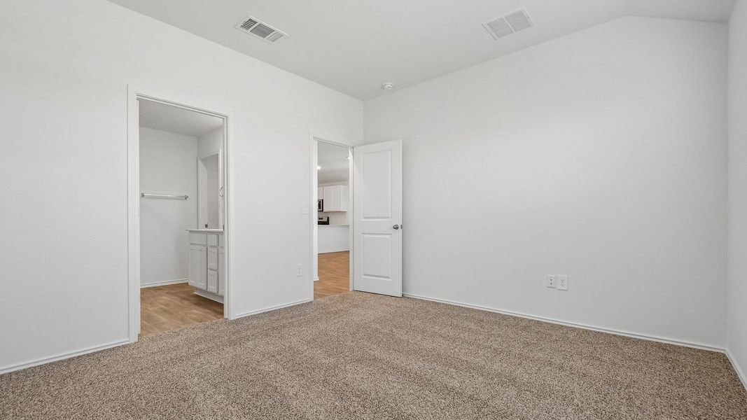 Spacious, unfurnished interior of a new home in Durango, Mustang Ridge (Image 30).