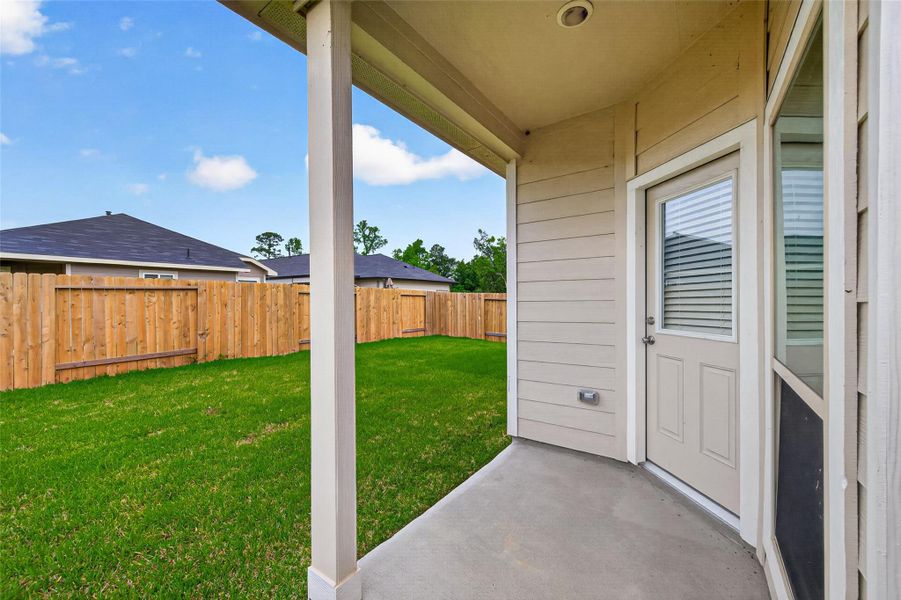 Exterior details and patio area of a home in Woodland Lakes, Houston (Image 3).