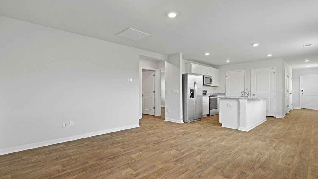 Spacious, unfurnished interior of a new home in Carolina Groves, Moncks Corner (Image 13).