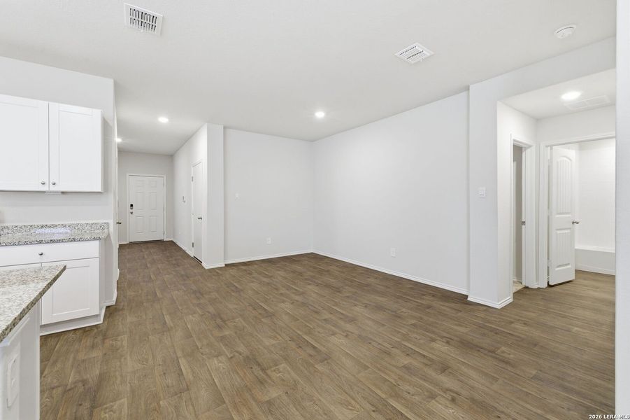 Spacious, unfurnished interior of a new home in Arroyo Ranch, Seguin (Image 33).