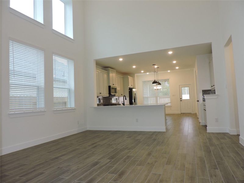 Spacious, unfurnished interior of a new home in Evergreen, Conroe (Image 24).
