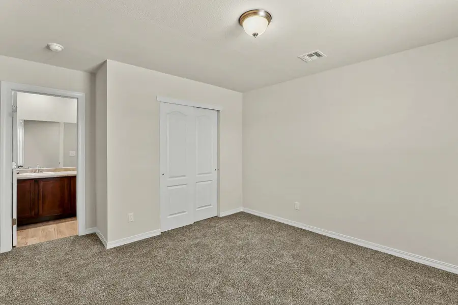 Spacious, unfurnished interior of a new home in Rancho Desierto Bello, Horizon City (Image 17).