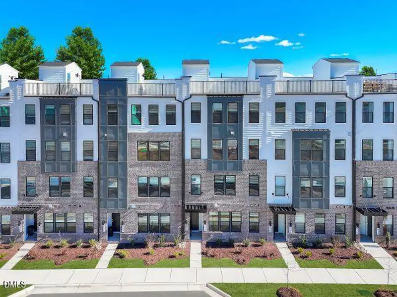 P_RAL_TWW_Tessa_Julianne_Model_EXT_FRT_2