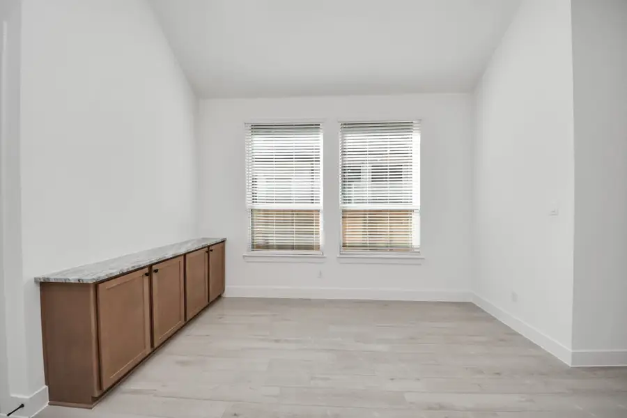 Spacious, unfurnished interior of a new home in Beacon Point, Texas City (Image 35).