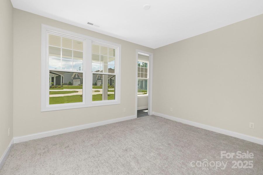 Spacious, unfurnished interior of a new home in Handsmill on Lake Wylie, York (Image 29).