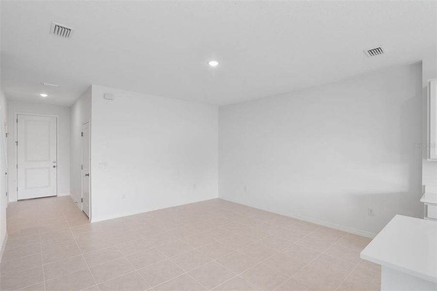 Spacious, unfurnished interior of a new home in Delaney Reserve, Deland (Image 27).