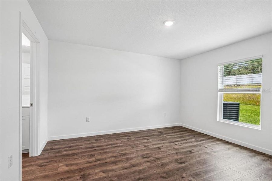 Spacious, unfurnished interior of a new home in , Umatilla (Image 10).