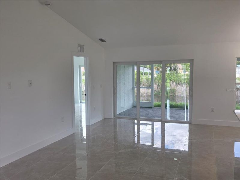 Spacious, unfurnished interior of a new home in , Cape Coral (Image 35).