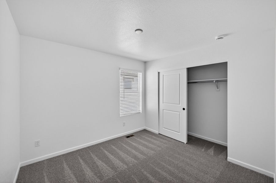 Spacious, unfurnished interior of a new home in Sky Ranch, Aurora (Image 14).