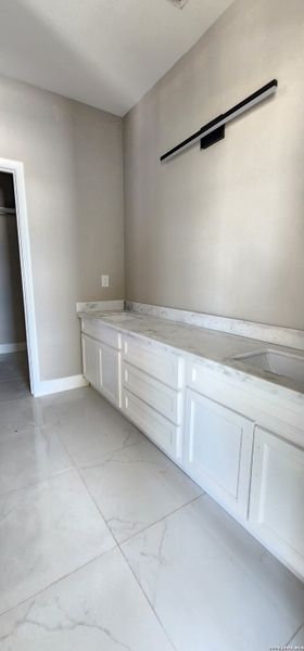 Spacious, unfurnished interior of a new home in , Eagle Pass (Image 8).