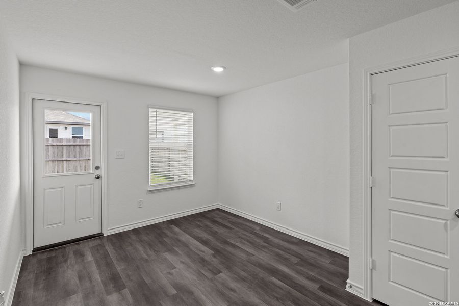 Spacious, unfurnished interior of a new home in Cinco Lakes, San Antonio (Image 17).