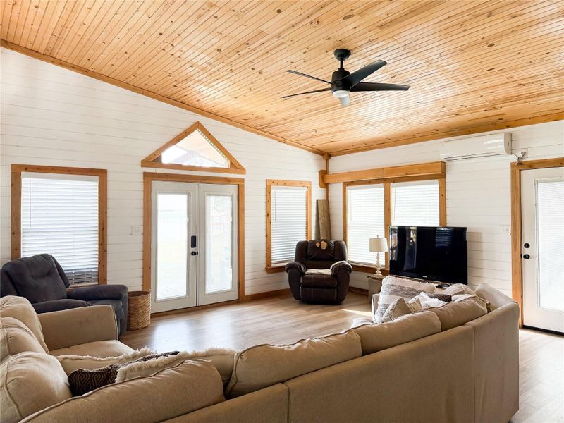 Main Dwelling with 1 bedroom, 1 bath Main Dwelling with 1 bedroom, 1 bath