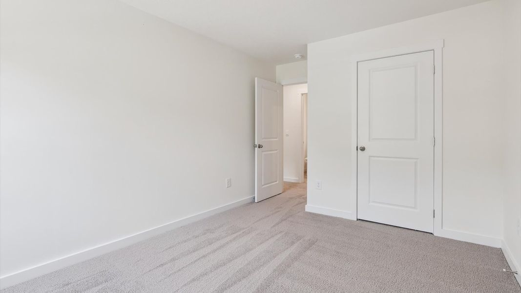 Spacious, unfurnished interior of a new home in Emory Creek, Harriman (Image 15).