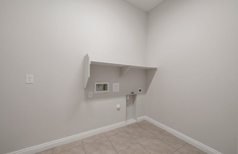 Spacious, unfurnished interior of a new home in Artisan at Asante, Surprise (Image 28).