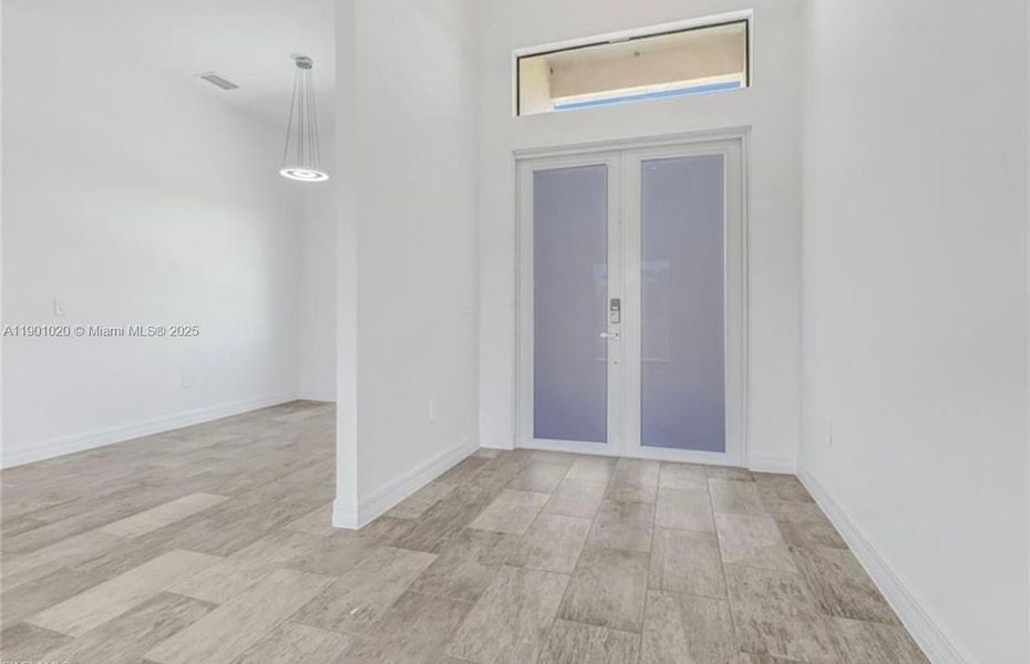 Spacious, unfurnished interior of a new home in , Lehigh Acres (Image 18).