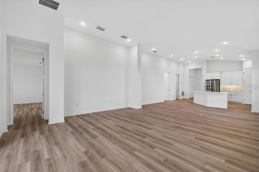 Spacious, unfurnished interior of a new home in Lakes of Mount Dora, Mount Dora (Image 17).