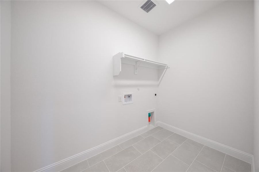 Spacious, unfurnished interior of a new home in Valencia on the Lake: Valencia 50s, Little Elm (Image 21). Spacious, unfurnished interior of a new home in Valencia on the Lake: Valencia 50s, Little Elm (Image 21).