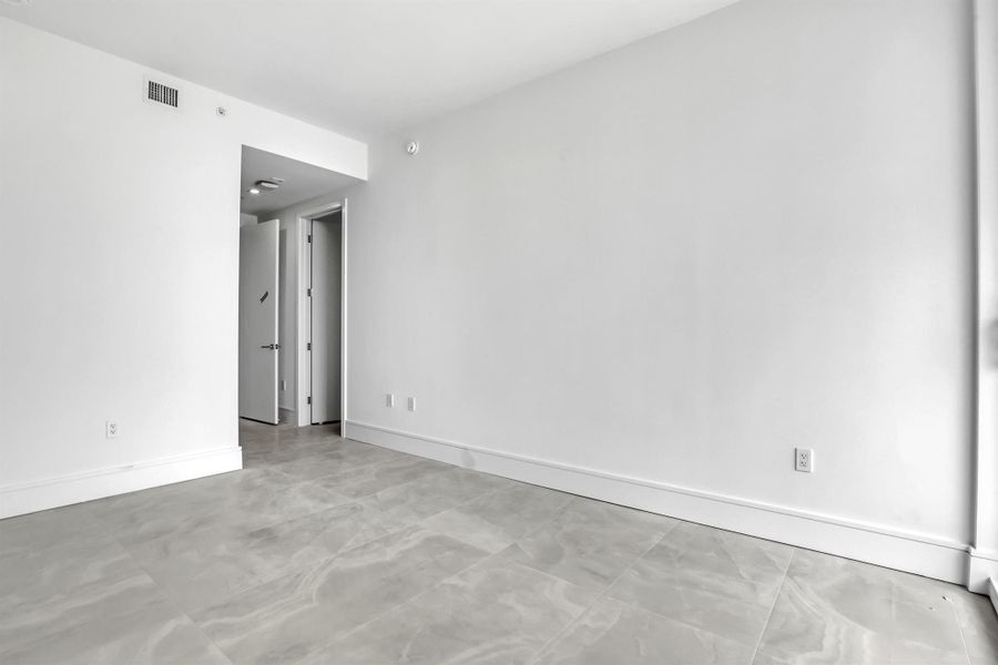 Spacious, unfurnished interior of a new home in , Lake Park (Image 13).