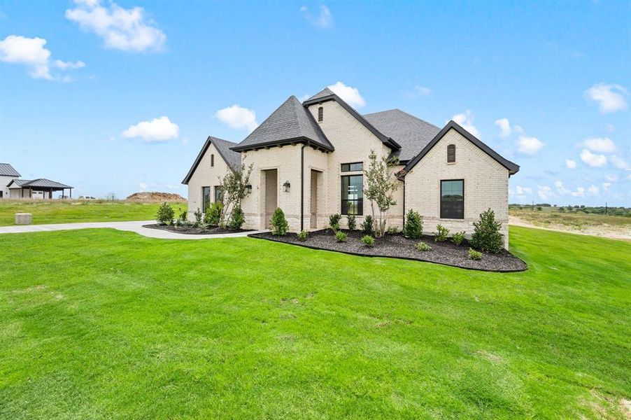 Exterior details and patio area of a home in Bella Crossing, Fort Worth (Image 23).