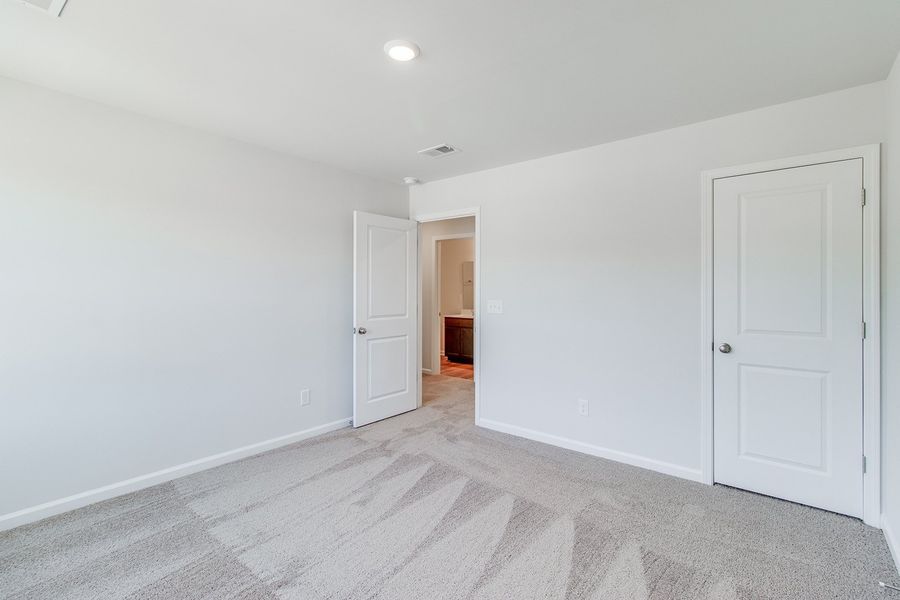 Spacious, unfurnished interior of a new home in Bluefield, Lexington (Image 26).