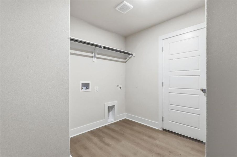 Spacious, unfurnished interior of a new home in , Tolar (Image 35).