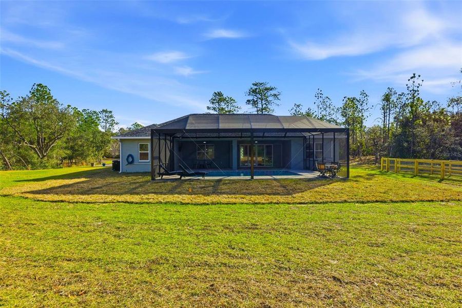 Exterior details and patio area of a home in , Beverly Hills (Image 34).