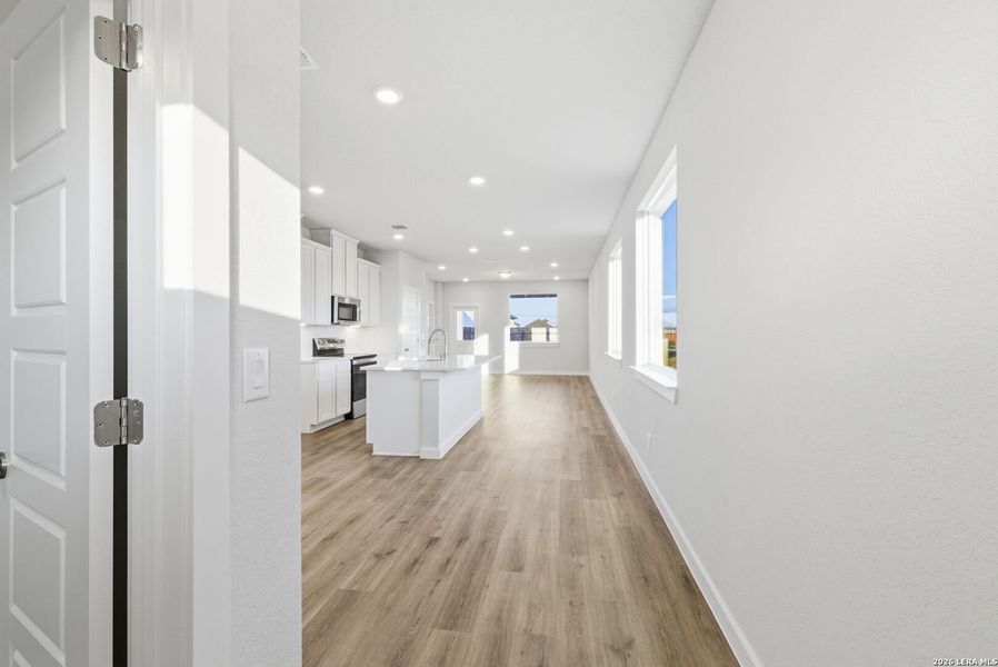 Spacious, unfurnished interior of a new home in Highland Ridge, San Antonio (Image 11).