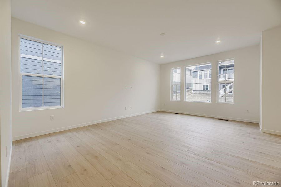 Spacious, unfurnished interior of a new home in Ken-Caryl Ranch, Littleton (Image 10).