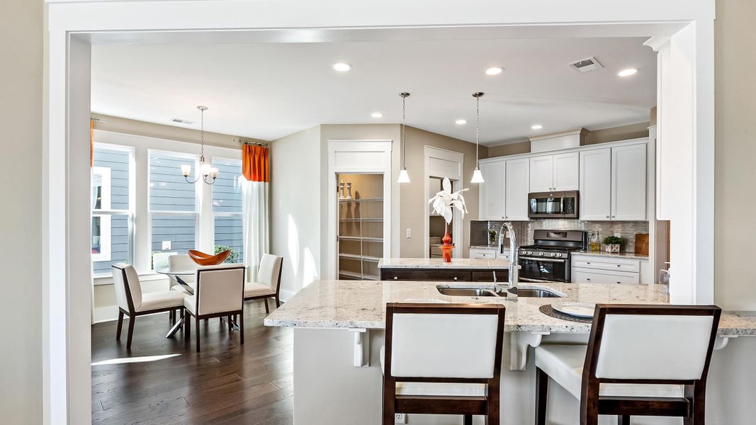 Island Kitchen and Breakfast Nook