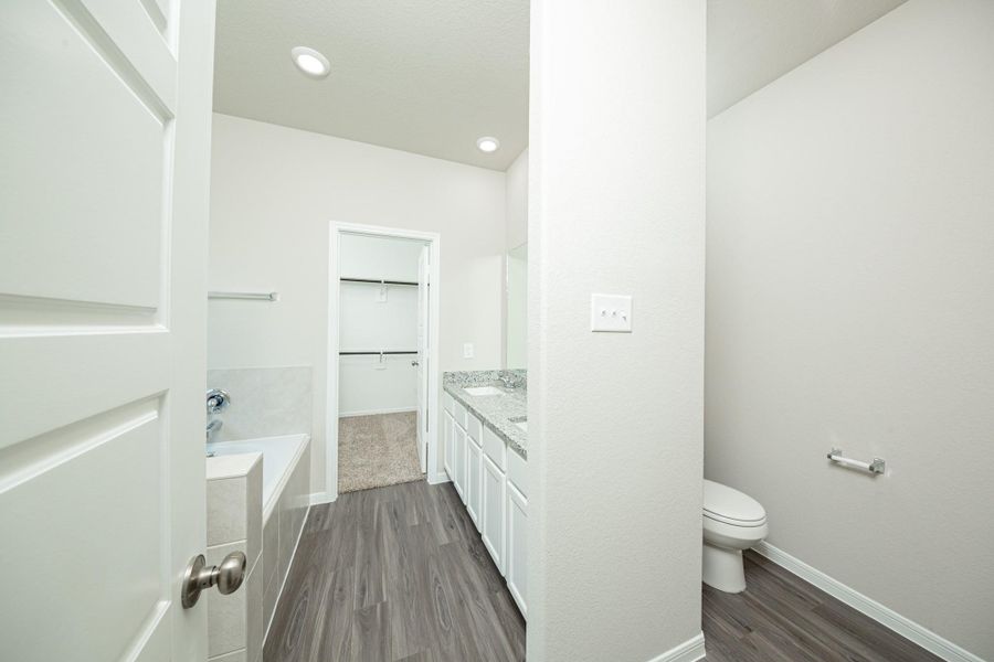 Furnished interior view inside a new home in Mackenzie Creek, Conroe (Image 5).