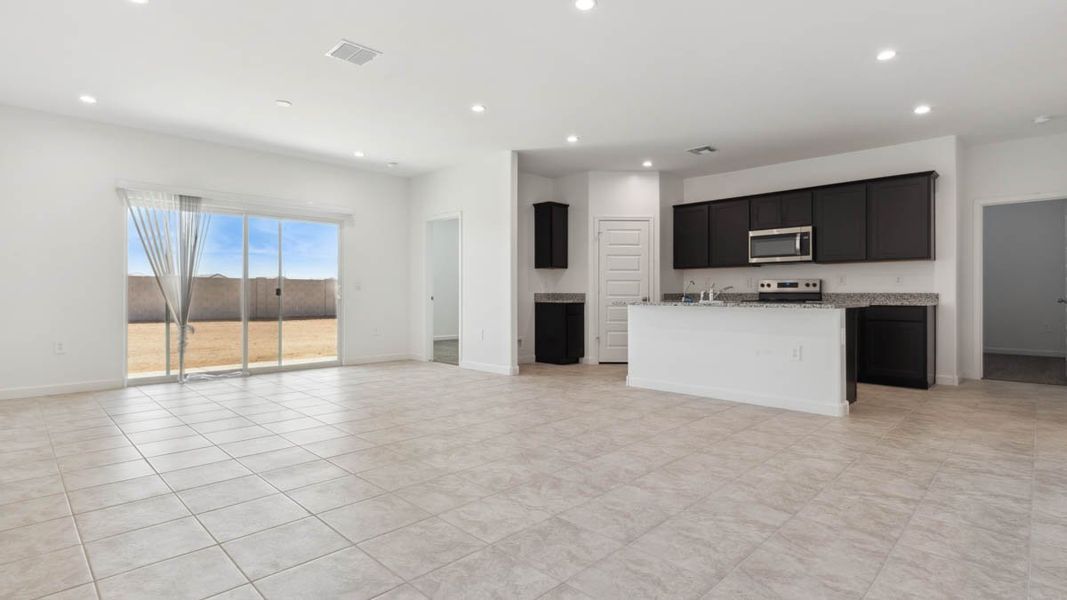 Spacious, unfurnished interior of a new home in Entrada Del Oro, Gold Canyon (Image 11).