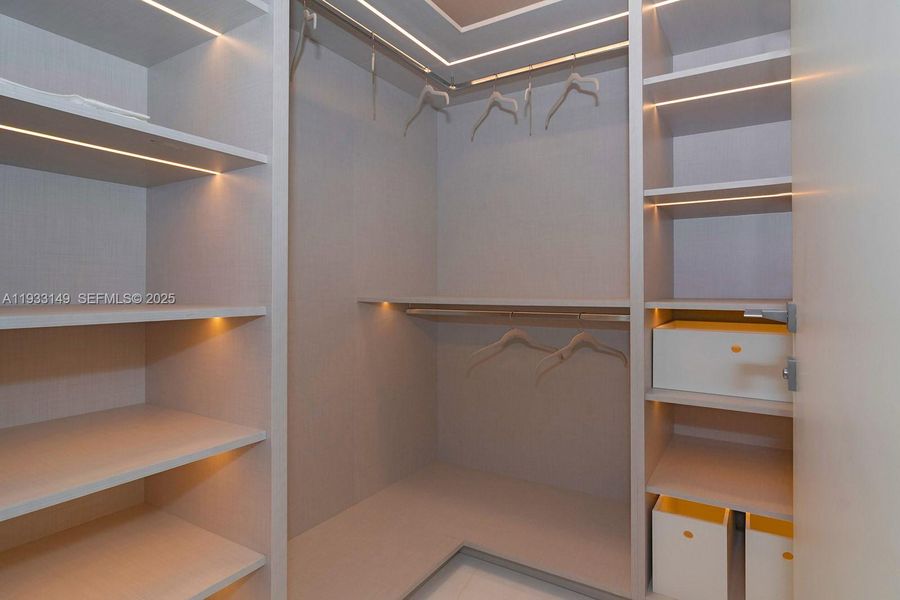 Spacious, unfurnished interior of a new home in , Miami (Image 23).