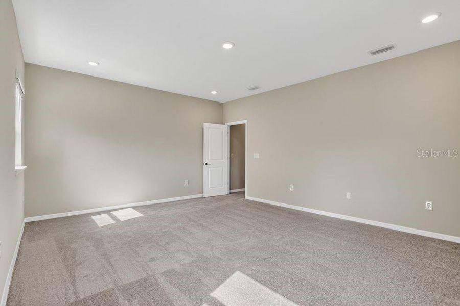 Spacious, unfurnished interior of a new home in Ardisia Park, New Smyrna Beach (Image 30).