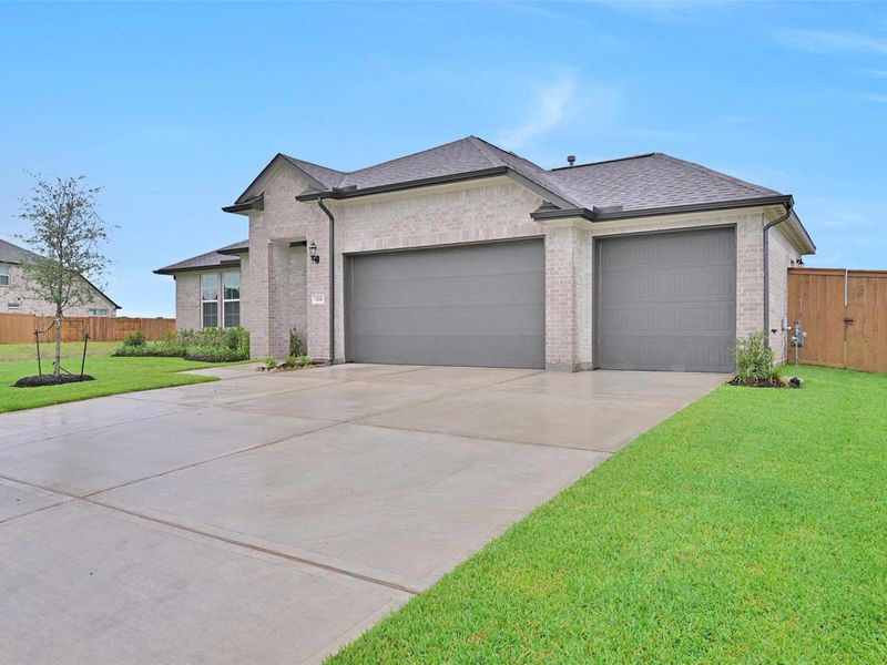 Exterior details and patio area of a home in Lago Mar, Texas City (Image 2).