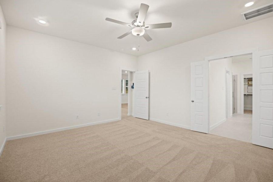 Spacious, unfurnished interior of a new home in Creekhaven, Iowa Colony (Image 20).