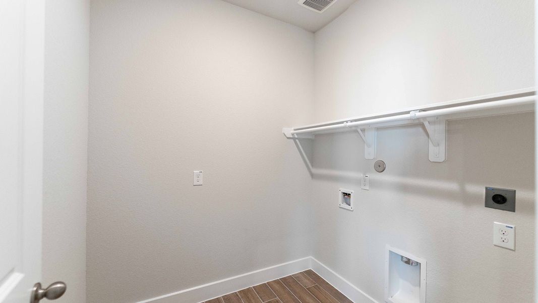 Spacious, unfurnished interior of a new home in Sunterra, Katy (Image 25).