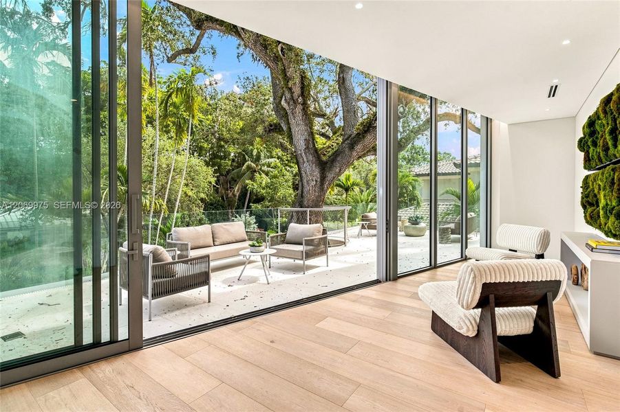Exterior details and patio area of a home in , Miami (Image 20).