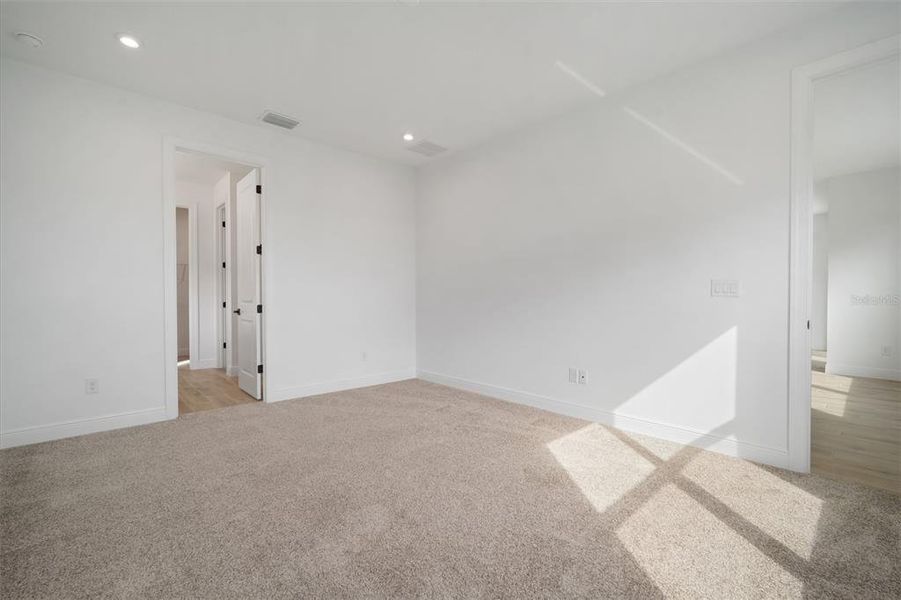 Spacious, unfurnished interior of a new home in Fieldstone, Plant City (Image 19).