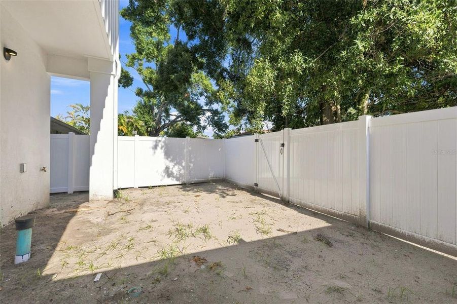 Exterior details and patio area of a home in , Tampa (Image 4).